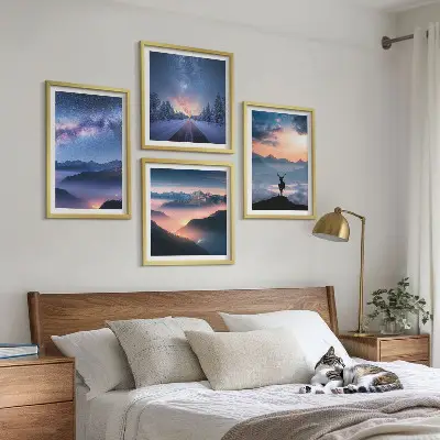 Set de cuadros modernos para salón con diseño de ciervo entre montañas bajo niebla y cielo nocturno