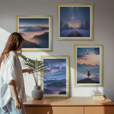 Set de cuadros modernos para salón con diseño de ciervo entre montañas bajo niebla y cielo nocturno