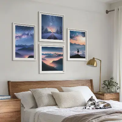Set de cuadros modernos para salón con diseño de ciervo entre montañas bajo niebla y cielo nocturno