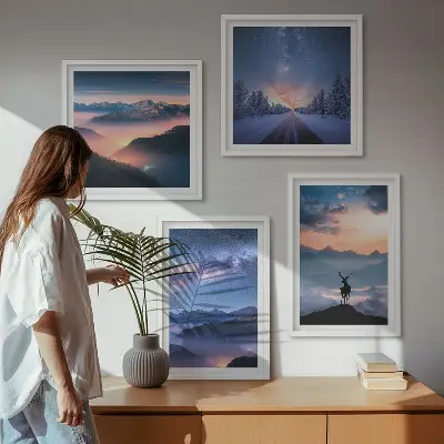 Set de cuadros modernos para salón con diseño de ciervo entre montañas bajo niebla y cielo nocturno