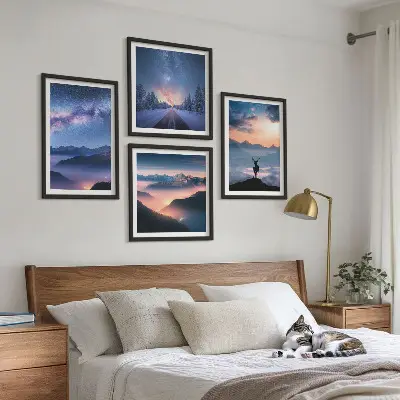 Set de cuadros modernos para salón con diseño de ciervo entre montañas bajo niebla y cielo nocturno