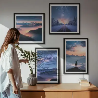 Set de cuadros modernos para salón con diseño de ciervo entre montañas bajo niebla y cielo nocturno