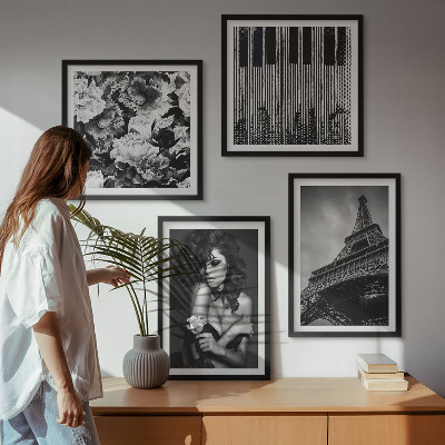 Set de cuadros modernos para salón Retrato de una mujer con una rosa Eiffel