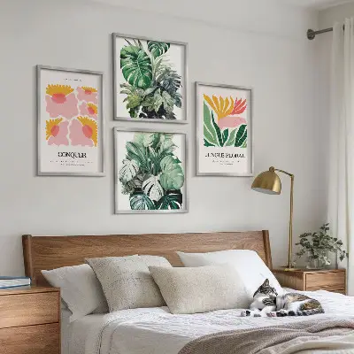 Galería de pared decorada con carteles modernos de flores y hojas