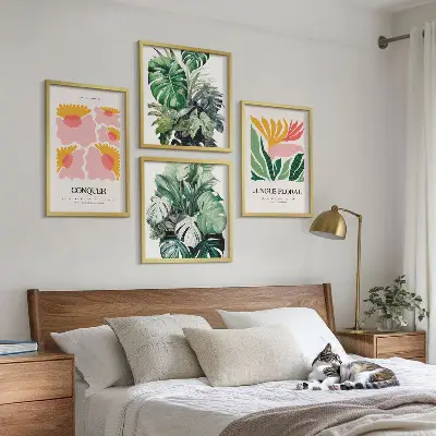 Galería de pared decorada con carteles modernos de flores y hojas