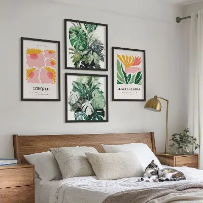 Galería de pared decorada con carteles modernos de flores y hojas