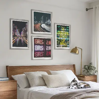 Set de 4 cuadros decorativos diseño de letreros de neón en la ciudad por la noche