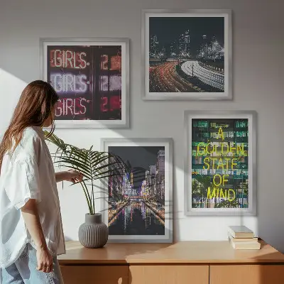 Set de 4 cuadros decorativos diseño de letreros de neón en la ciudad por la noche