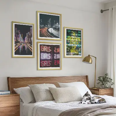 Set de 4 cuadros decorativos diseño de letreros de neón en la ciudad por la noche