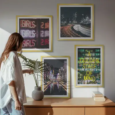 Set de 4 cuadros decorativos diseño de letreros de neón en la ciudad por la noche