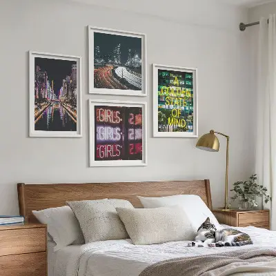 Set de 4 cuadros decorativos diseño de letreros de neón en la ciudad por la noche