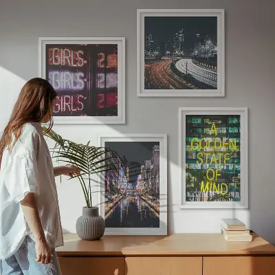 Set de 4 cuadros decorativos diseño de letreros de neón en la ciudad por la noche