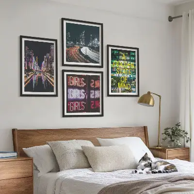 Set de 4 cuadros decorativos diseño de letreros de neón en la ciudad por la noche