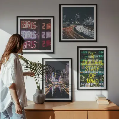 Set de 4 cuadros decorativos diseño de letreros de neón en la ciudad por la noche