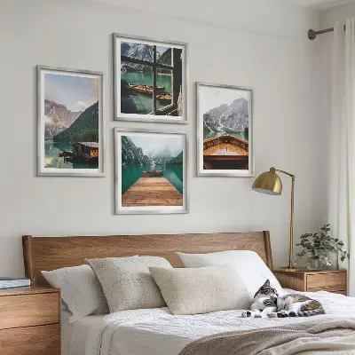 Galería de pared con paisajes de montaña cabañas y barcos