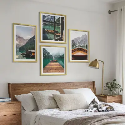 Galería de pared con paisajes de montaña cabañas y barcos