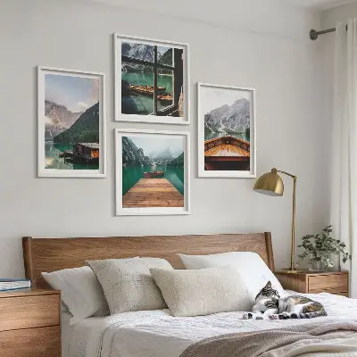 Galería de pared con paisajes de montaña cabañas y barcos