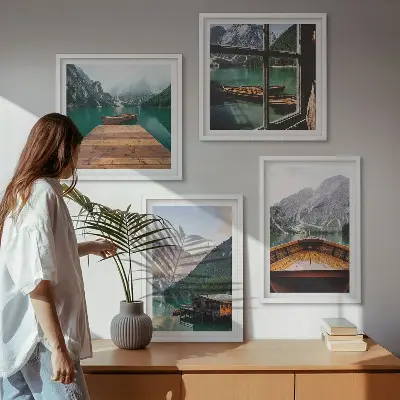 Galería de pared con paisajes de montaña cabañas y barcos