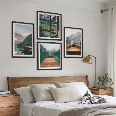 Galería de pared con paisajes de montaña cabañas y barcos