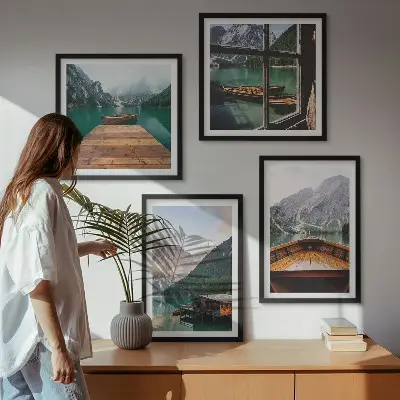 Galería de pared con paisajes de montaña cabañas y barcos