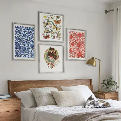 Galería de pared con adornos vintage de flores y mariposas