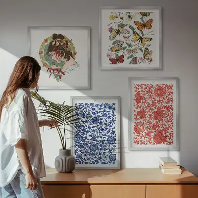 Galería de pared con adornos vintage de flores y mariposas