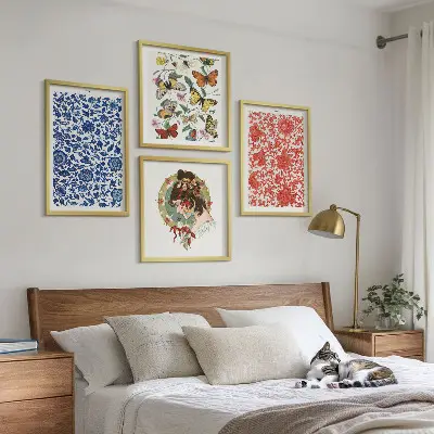 Galería de pared con adornos vintage de flores y mariposas