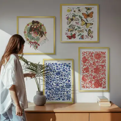 Galería de pared con adornos vintage de flores y mariposas