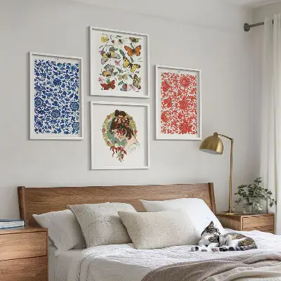 Galería de pared con adornos vintage de flores y mariposas