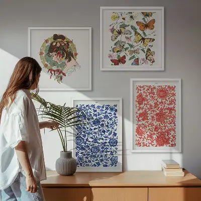 Galería de pared con adornos vintage de flores y mariposas