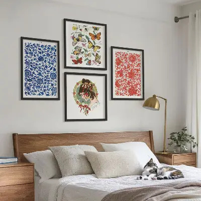 Galería de pared con adornos vintage de flores y mariposas