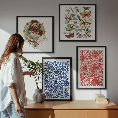 Galería de pared con adornos vintage de flores y mariposas