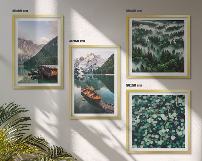 Galería de pared Niebla en un barco sobre un lago de montaña
