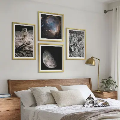Galería de pared fotografía de astronauta sobre la superficie lunar