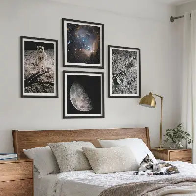 Galería de pared fotografía de astronauta sobre la superficie lunar