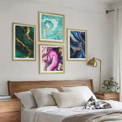 Galería de pared con diseño de patrones abstractos en tonos rosa, verde y azul