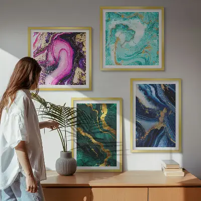 Galería de pared con diseño de patrones abstractos en tonos rosa, verde y azul