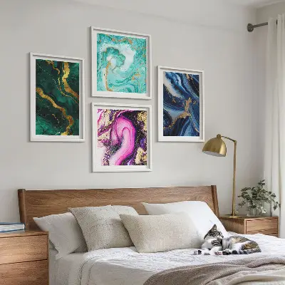 Galería de pared con diseño de patrones abstractos en tonos rosa, verde y azul