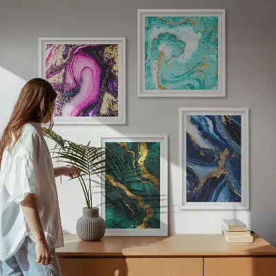 Galería de pared con diseño de patrones abstractos en tonos rosa, verde y azul