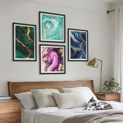 Galería de pared con diseño de patrones abstractos en tonos rosa, verde y azul