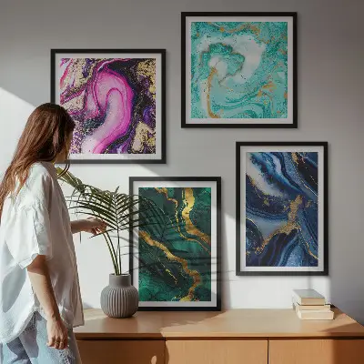 Galería de pared con diseño de patrones abstractos en tonos rosa, verde y azul