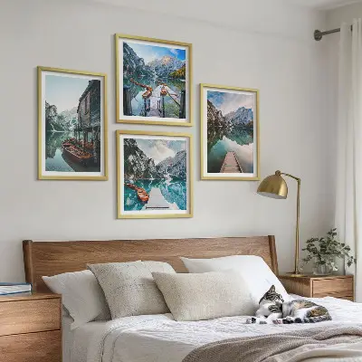Set de cuadros modernos para salón con diseño de barcos de madera en el lago de montaña
