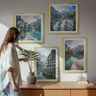 Set de cuadros modernos para salón con diseño de barcos de madera en el lago de montaña