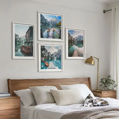 Set de cuadros modernos para salón con diseño de barcos de madera en el lago de montaña