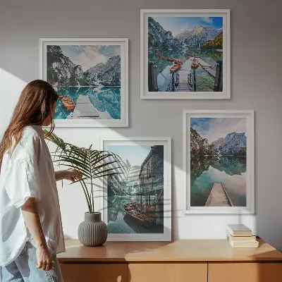 Set de cuadros modernos para salón con diseño de barcos de madera en el lago de montaña