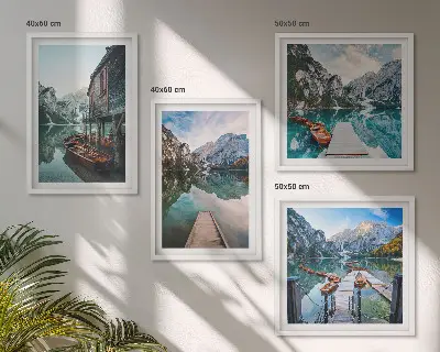 Set de cuadros modernos para salón con diseño de barcos de madera en el lago de montaña