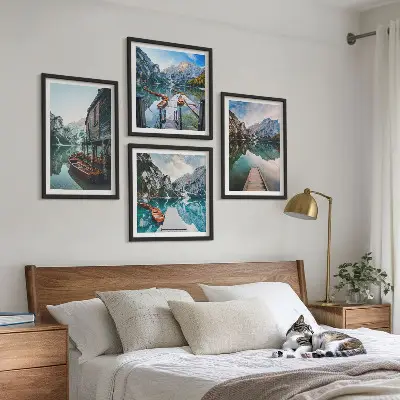 Set de cuadros modernos para salón con diseño de barcos de madera en el lago de montaña