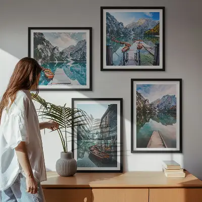 Set de cuadros modernos para salón con diseño de barcos de madera en el lago de montaña