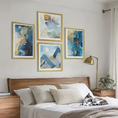 Galería de pared patrones de montañas azules con detalles dorados