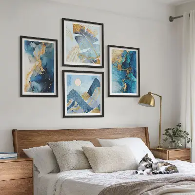 Galería de pared patrones de montañas azules con detalles dorados